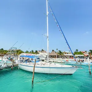 Botel Walk Barefoot To Beach! Private Sailboat At North End, Queen Bed, En-suite Bath, Ac, Isla Mujeres